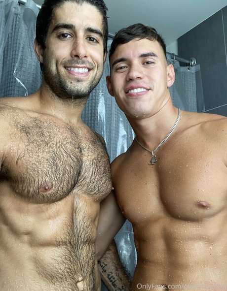 Naakte gelekte OnlyFans-foto van Oliverhuntxxx