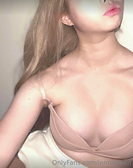 Naakte gelekte OnlyFans-foto van Jennieteen