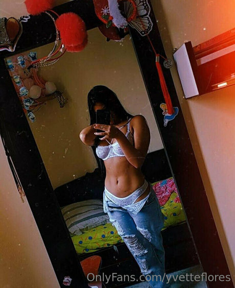 Naakte gelekte OnlyFans-foto van Yvetteflores