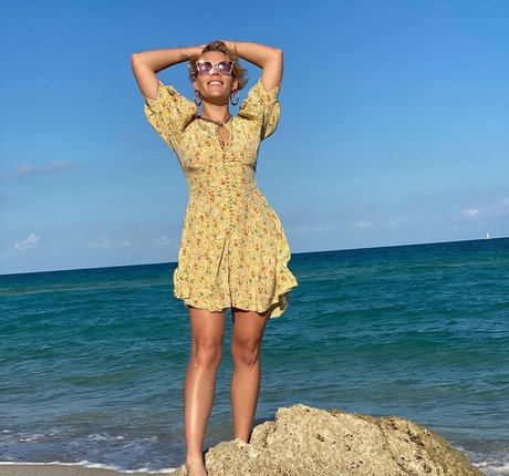 Naakte gelekte OnlyFans-foto van Busy Philipps