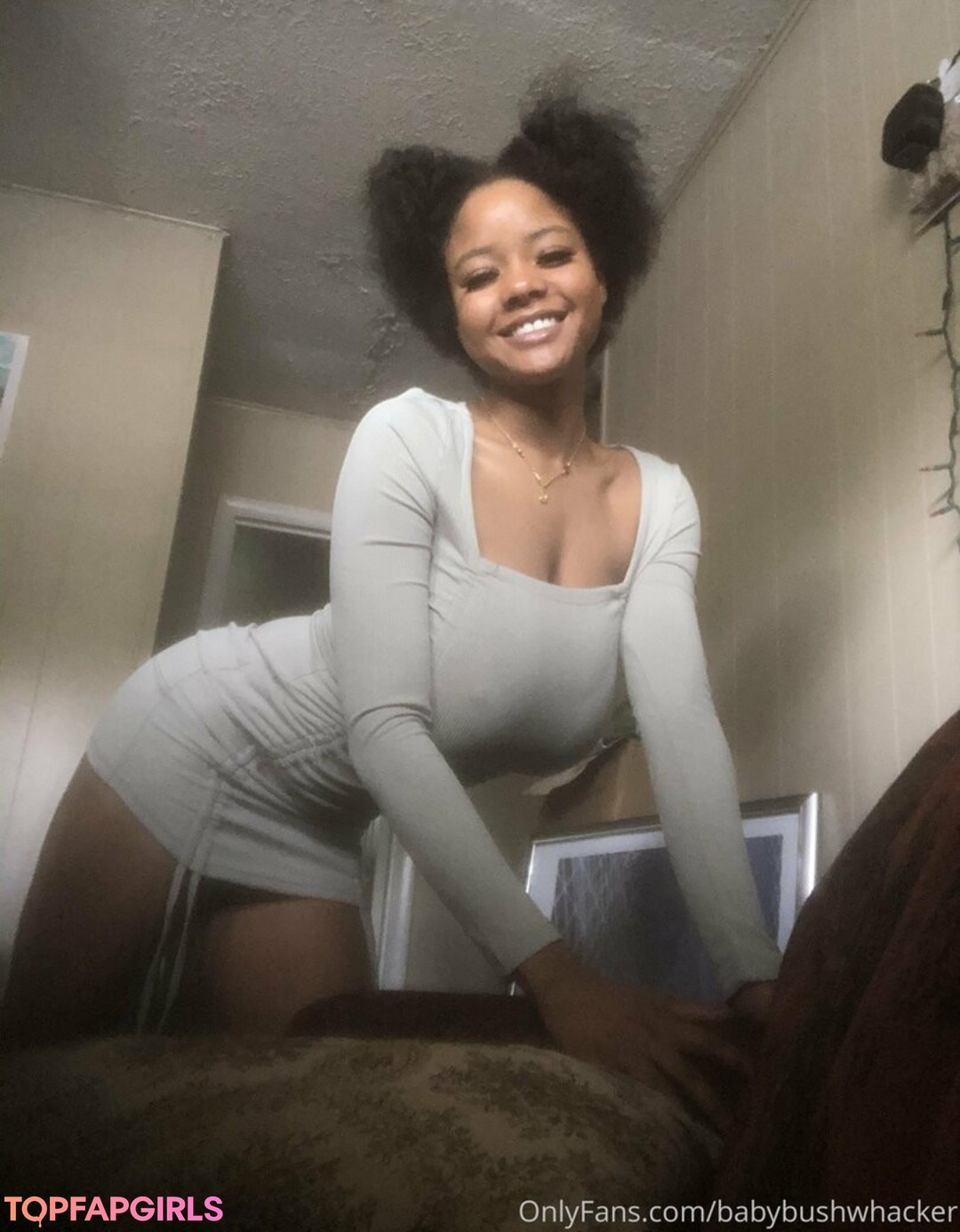 Naakte gelekte OnlyFans-foto van Baby Bush Whacker #2 Naakte gelekte OnlyFans-foto van Baby Bush Whacker #2