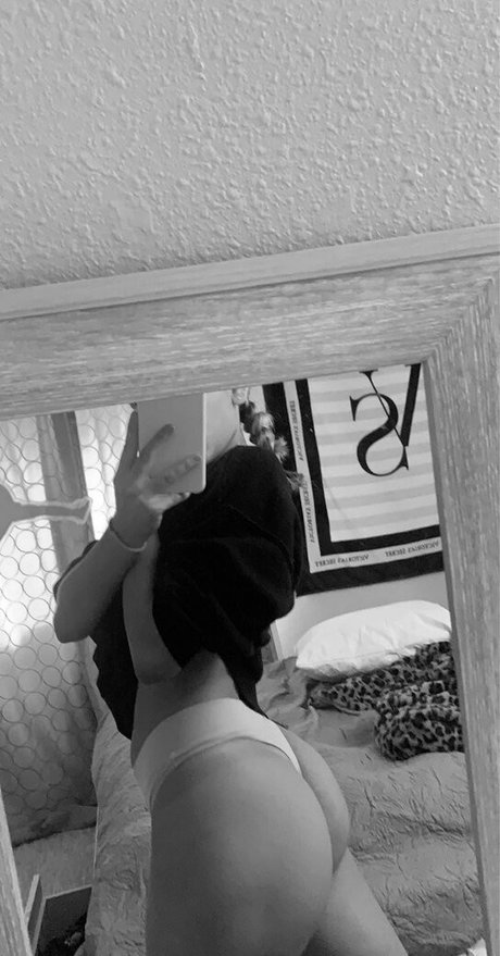 Naakte gelekte OnlyFans-foto van Theparisangel