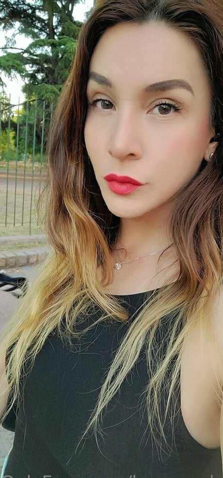 Naakte gelekte OnlyFans-foto van Larawonder