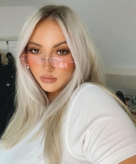 Naakte gelekte OnlyFans-foto van Shona Colson