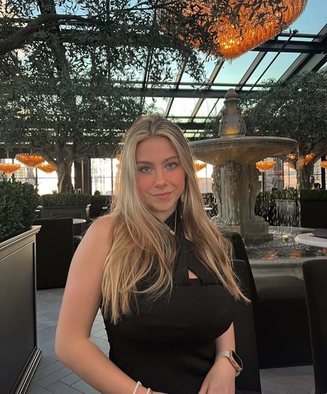 Naakte gelekte OnlyFans-foto van Jacklyn Nicole
