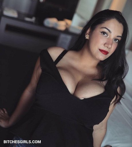 Naakte gelekte OnlyFans-foto van Isa Malone