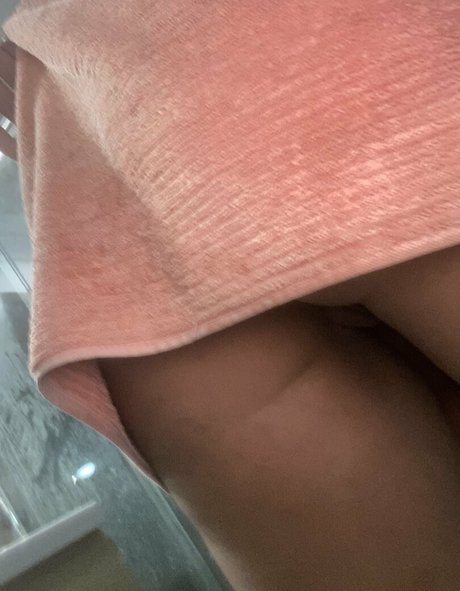 Naakte gelekte OnlyFans-foto van Belle Midnight
