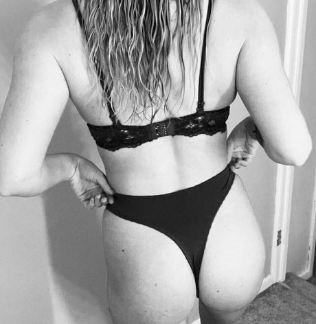 Naakte gelekte OnlyFans-foto van Petiteliv