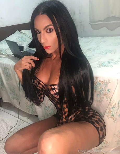Naakte gelekte OnlyFans-foto van Renataryos