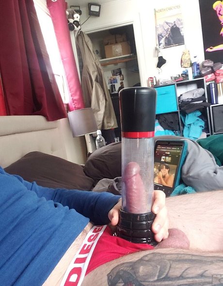 Naakte gelekte OnlyFans-foto van Andymoto