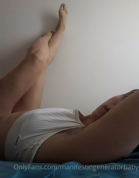 Naakte gelekte OnlyFans-foto van Manifestingeneratorbaby