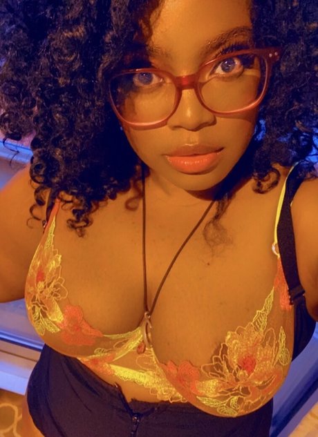 Naakte gelekte OnlyFans-foto van Ohlivvynoir
