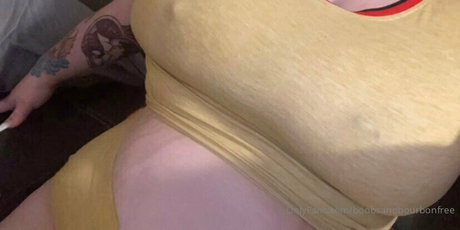 Naakte gelekte OnlyFans-foto van Boobsandbourbonfree