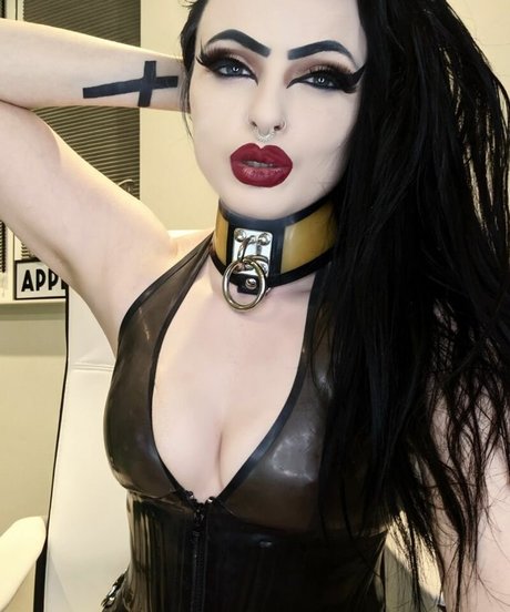 Naakte gelekte OnlyFans-foto van Empress Poison