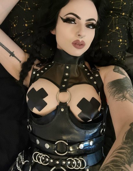 Naakte gelekte OnlyFans-foto van Empress Poison