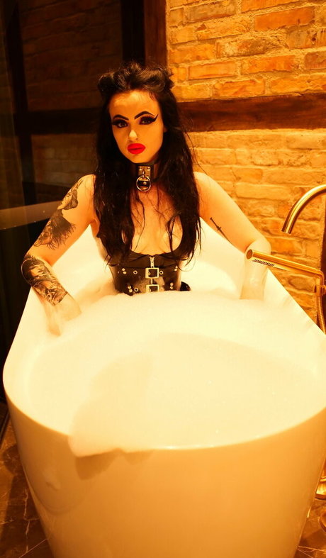 Naakte gelekte OnlyFans-foto van Empress Poison