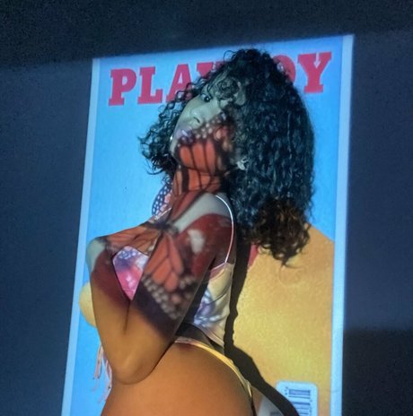 Naakte gelekte OnlyFans-foto van Emmmyxo