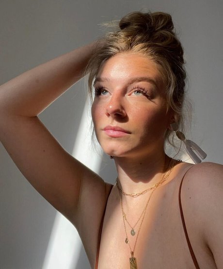 Naakte gelekte OnlyFans-foto van Hannah Alyssa Woods