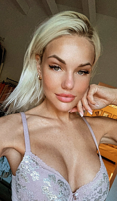 Naakte gelekte OnlyFans-foto van Sofya Zhuk