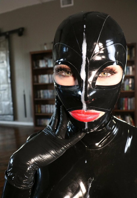 Naakte gelekte OnlyFans-foto van Latexcamille