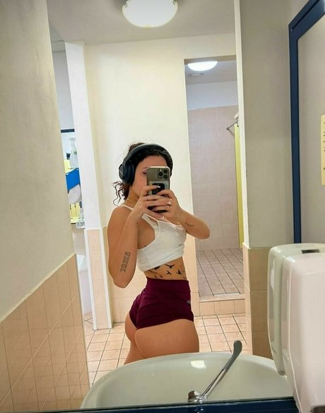 Naakte gelekte OnlyFans-foto van Laura Corti