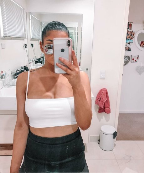 Naakte gelekte OnlyFans-foto van Jesy Lee
