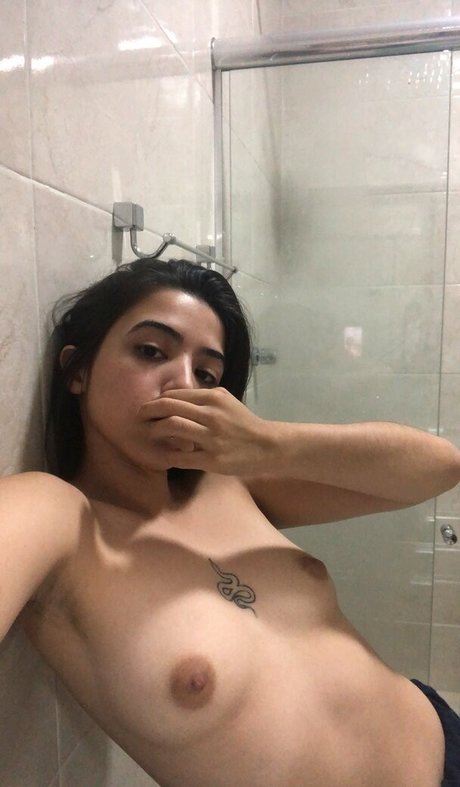 Naakte gelekte OnlyFans-foto van Glrmmro