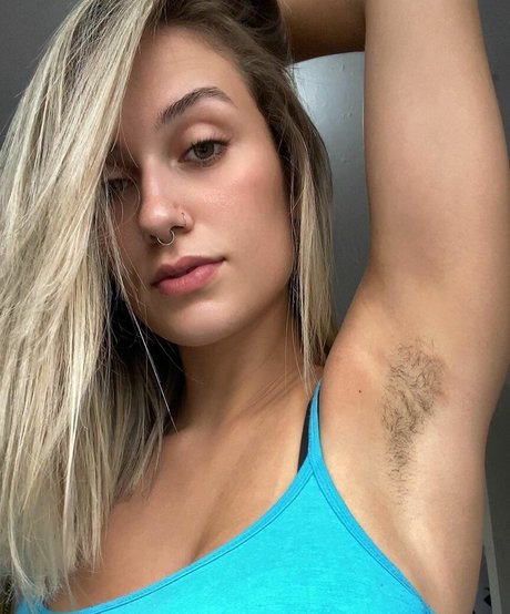Naakte gelekte OnlyFans-foto van Louiseadams