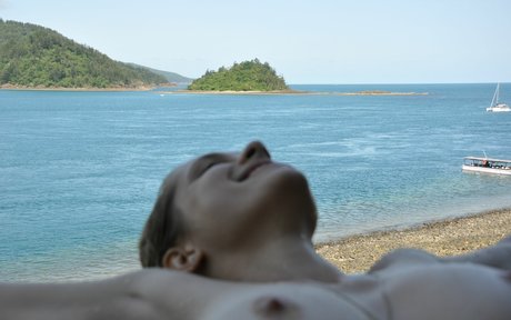 Naakte gelekte OnlyFans-foto van Teresa Palmer