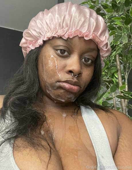 Naakte gelekte OnlyFans-foto van Itsjuicytee