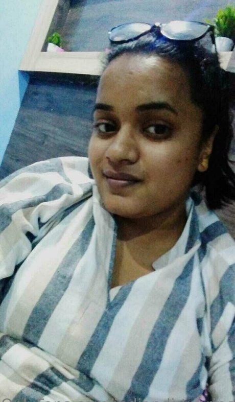 Naakte gelekte OnlyFans-foto van Indiandirtyprincess