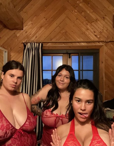 Naakte gelekte OnlyFans-foto van Lotti Loka