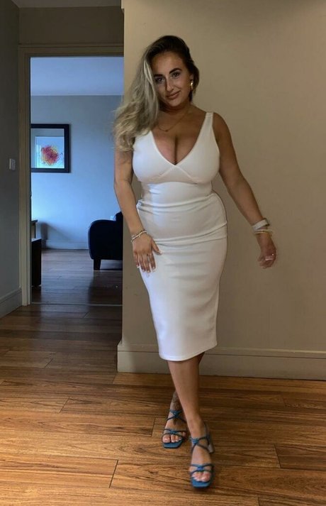 Naakte gelekte OnlyFans-foto van Tiffany Harrison