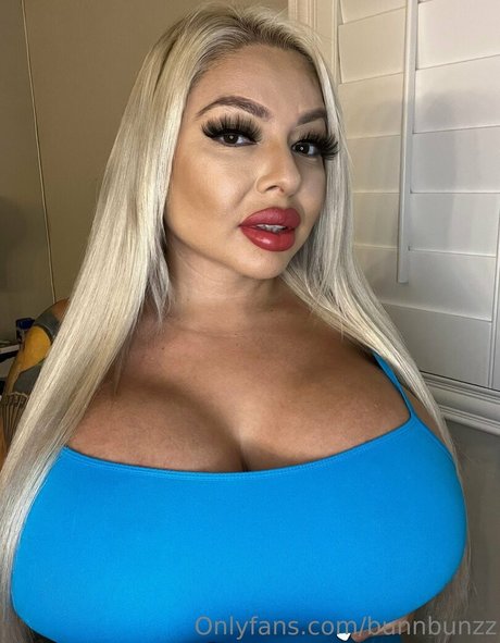 Naakte gelekte OnlyFans-foto van Bunnbunzz