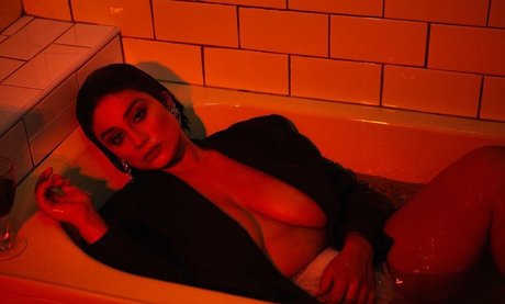 Naakte gelekte OnlyFans-foto van Paige Mary Grace