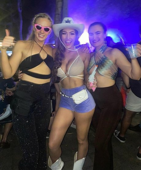 Naakte gelekte OnlyFans-foto van Molly Shield