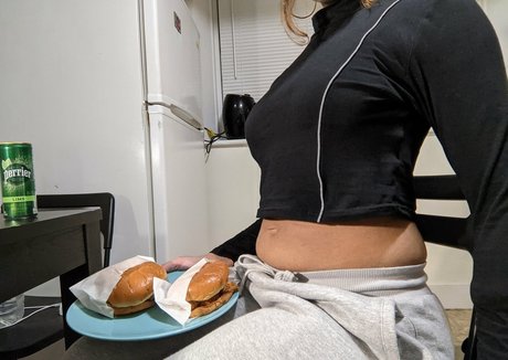 Naakte gelekte OnlyFans-foto van Ellaeating