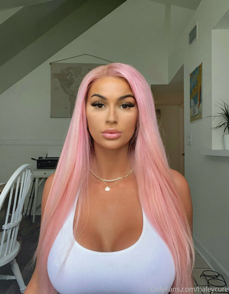 Naakte gelekte OnlyFans-foto van Haley Cure