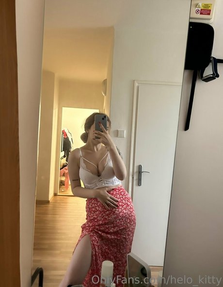 Naakte gelekte OnlyFans-foto van Helokitty