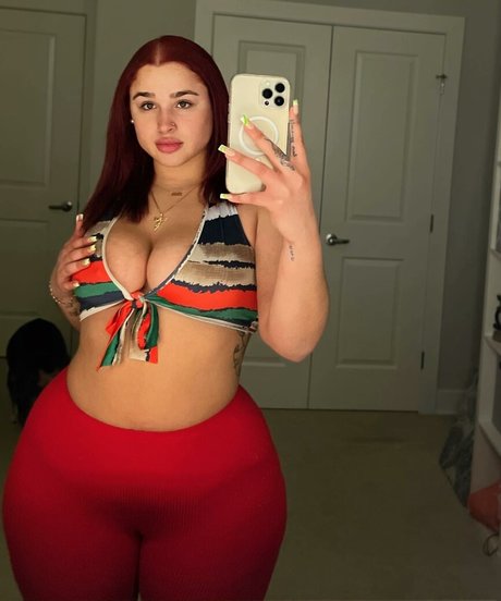 Naakte gelekte OnlyFans-foto van Janaevic