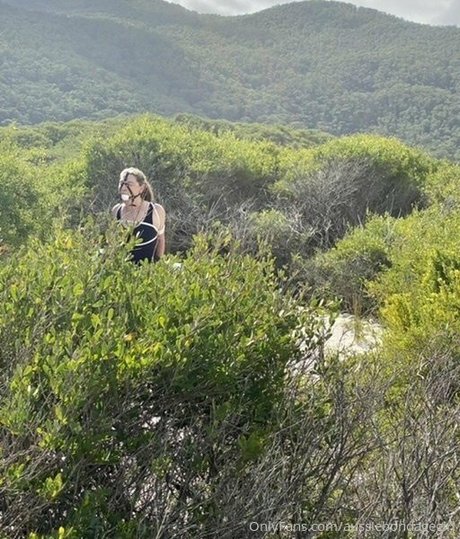 Naakte gelekte OnlyFans-foto van Aussiebondagegirl