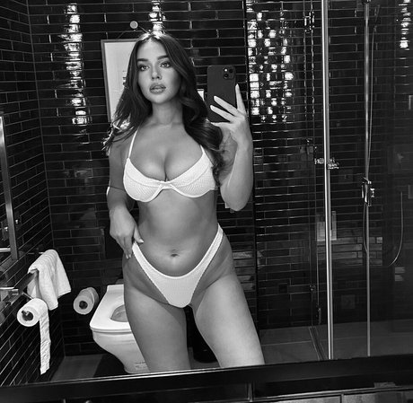 Naakte gelekte OnlyFans-foto van Georgia Ella Murphy