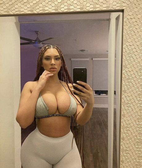 Naakte gelekte OnlyFans-foto van Annamarie Sarai