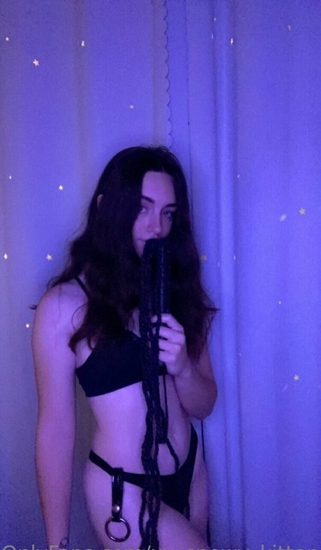 Naakte gelekte OnlyFans-foto van Snowykittengames