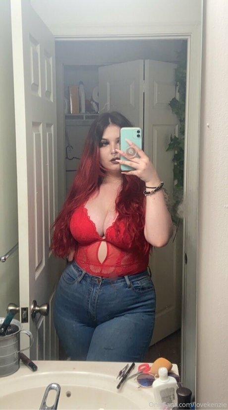 Naakte gelekte OnlyFans-foto van Lovekenzie