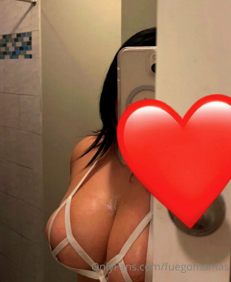 Naakte gelekte OnlyFans-foto van Fuegomamas