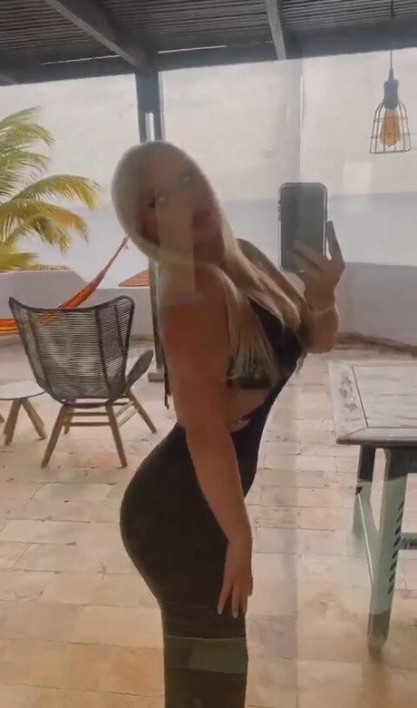 Naakte gelekte OnlyFans-foto van Rhiannon C