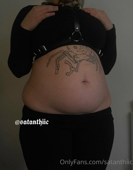 Naakte gelekte OnlyFans-foto van Satanthiic