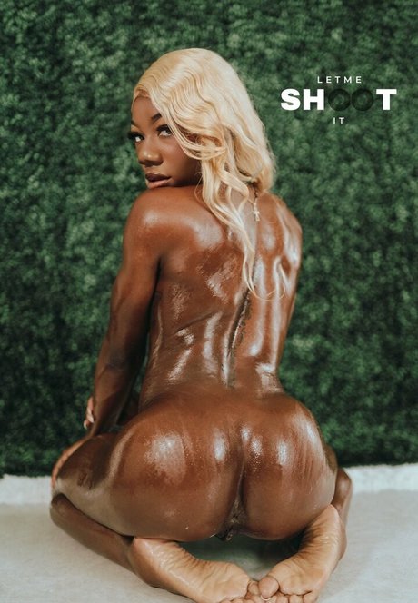 Naakte gelekte OnlyFans-foto van Lola Black
