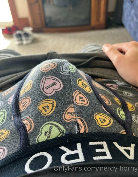 Naakte gelekte OnlyFans-foto van Nerdyhorny